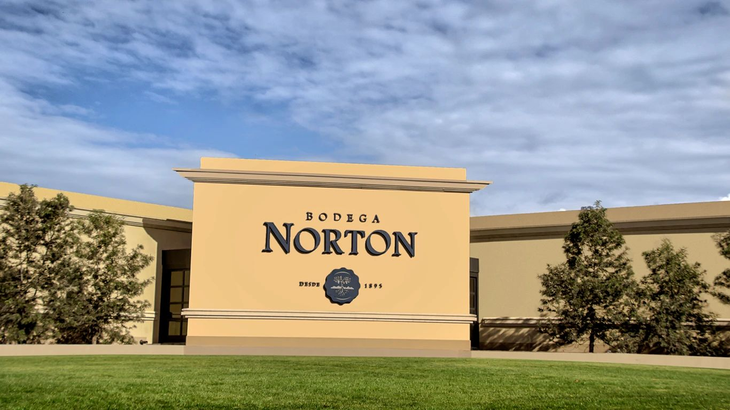 Entrada principal de Bodega Norton, símbolo de 130 años de tradición vitivinícola en Argentina. Entrada principal de Bodega Norton, símbolo de 130 años de tradición vitivinícola en Argentina.