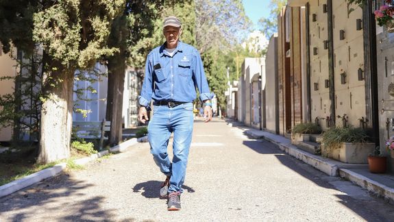 El guardián del cementerio de Neuquén: ¿cómo es trabajar cara a cara con la muerte?