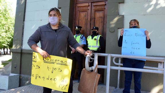 Penitenciaria obligada a retirarse se esposó en Casa de Gobierno