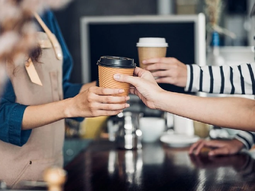 La mujer compró un café con leche en el espacio gastronómico de una estación de servicio pero al llegar a su vehículo, el vaso descartable se desfondó. La mujer compró un café con leche en el espacio gastronómico de una estación de servicio pero al llegar a su vehículo, el vaso descartable se desfondó.