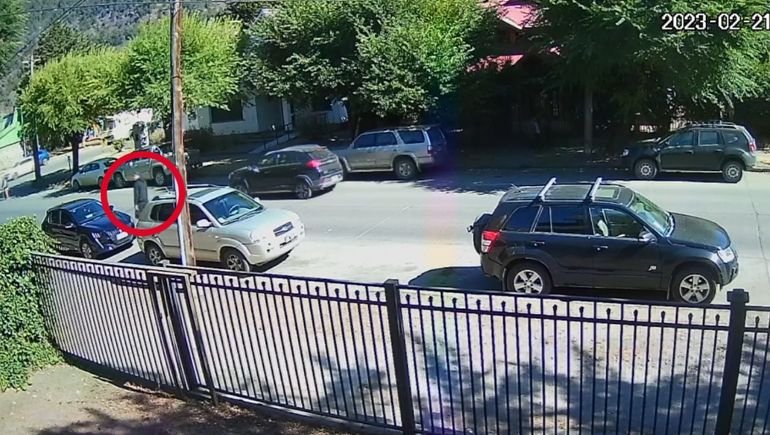 En pocos minutos, robó dos mochilas de un auto usando un inhibidor