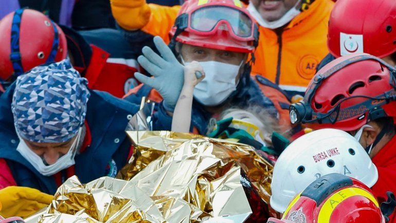 Rescataron a una niña que estuvo 65 horas bajo los escombros