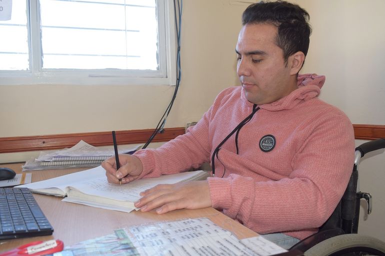 Gastón Becerra, en una oficina administrativa. Gastón Becerra, en una oficina administrativa.