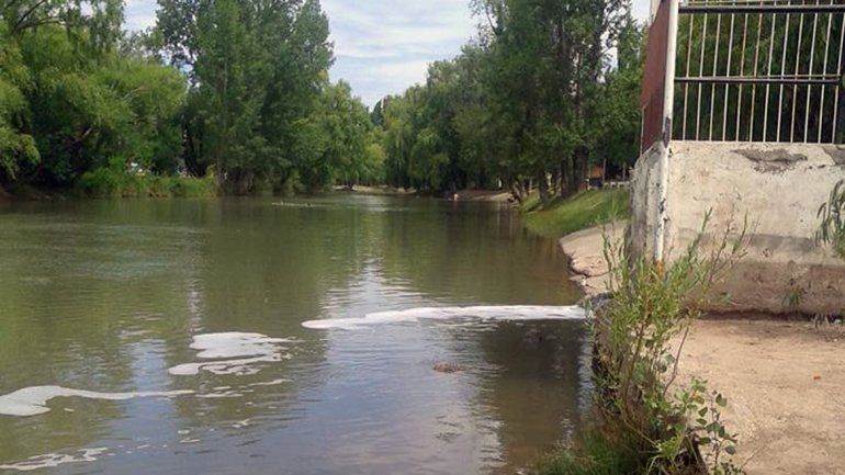 Nuevamente denuncian contaminación en el Río Limay