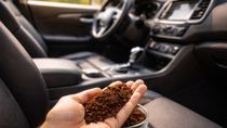 Colocar un puñado de café en el auto: los beneficios que tiene. Foto: IA Colocar un puñado de café en el auto: los beneficios que tiene. Foto: IA