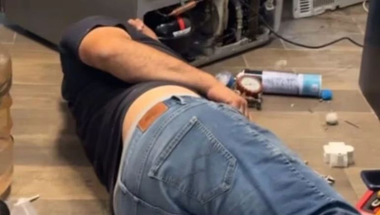 Un técnico estaba arreglando su heladera y quedó en shock cuando lo descubrió