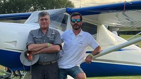 Raúl y Alejandro Hernández, de Santa Rosa, La Pampa, premiados por el avión que construyeron.