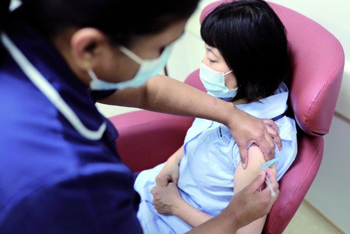 Los gobiernos sí les exigirían la inoculación a los trabajadores sanitarios.