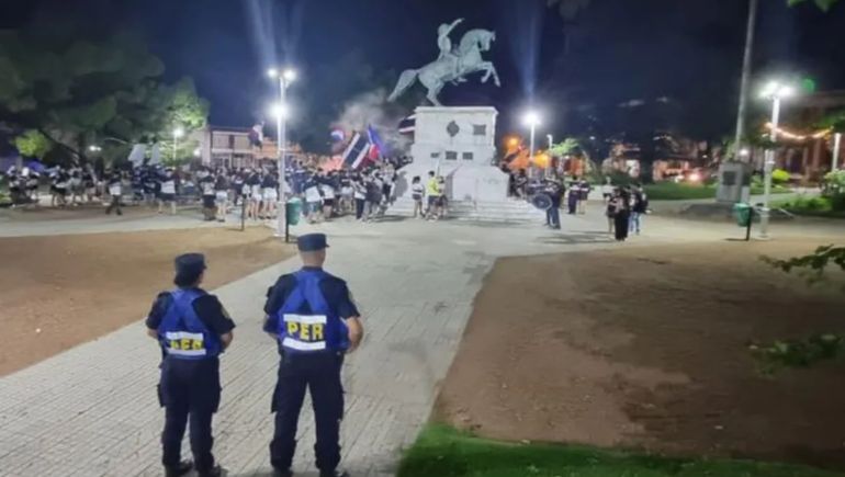 Impactante video: una bomba de estruendo le explotó en la mano durante un UPD de Entre Ríos