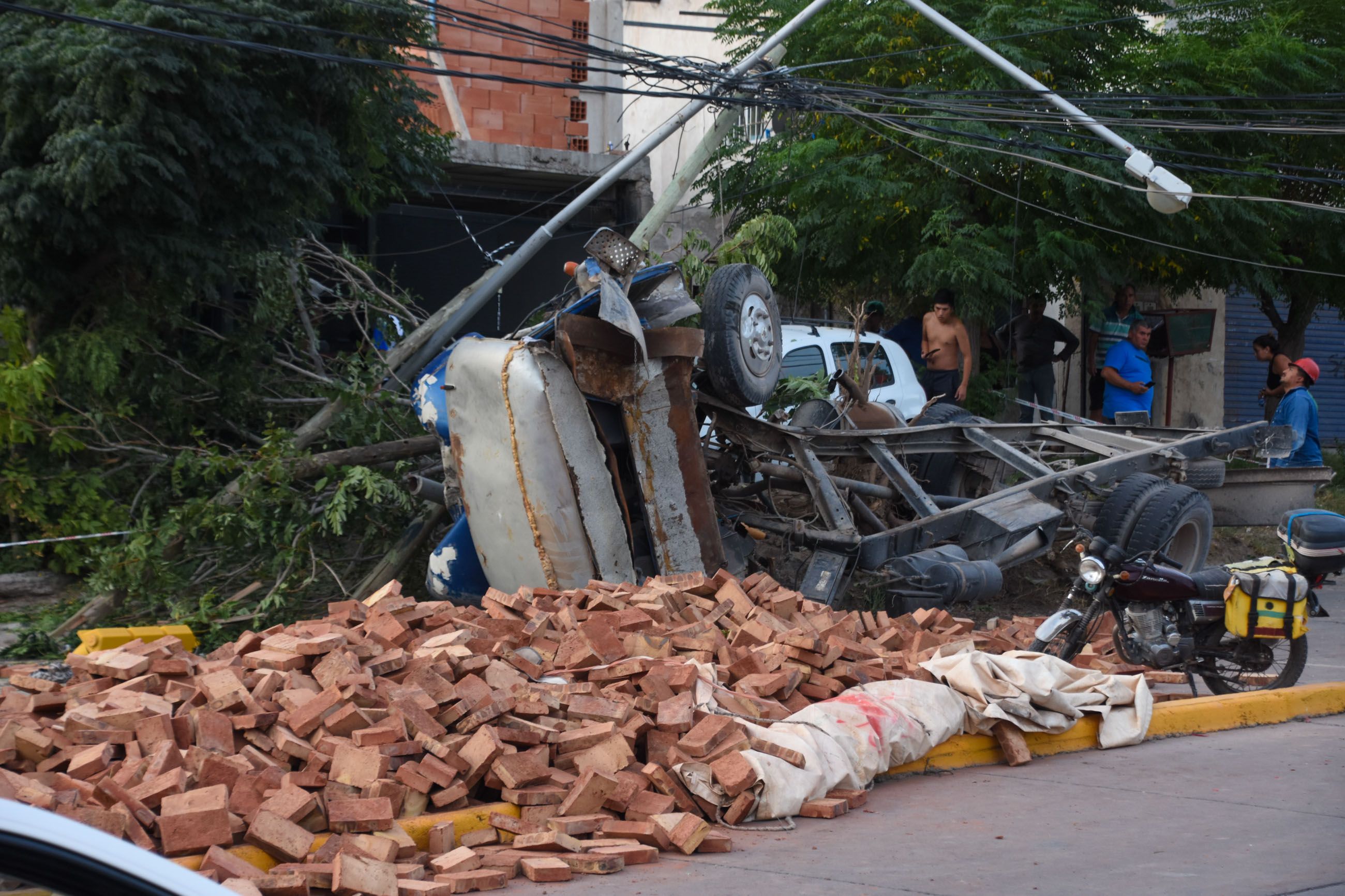 Está grave uno de los nenes que volcó con el camión ladrillero