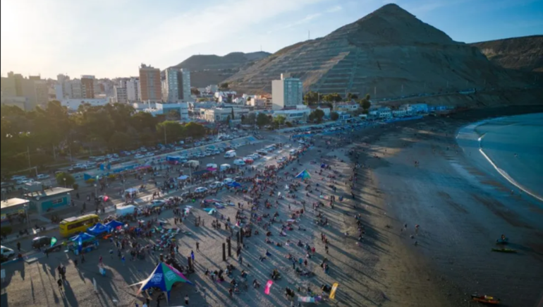 El lanzamiento de la segunda edición de Al Mar en Comodoro Rivadavia, el domingo 2 de noviembre, al pie del Cerro Chenque. El lanzamiento de la segunda edición de Al Mar en Comodoro Rivadavia, el domingo 2 de noviembre, al pie del Cerro Chenque.