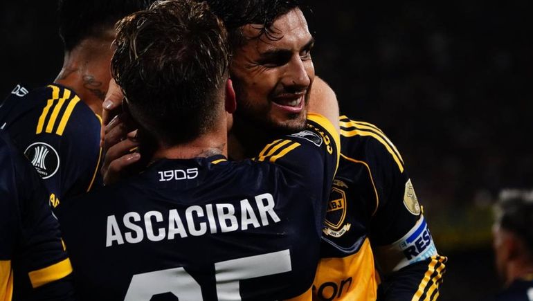 Ascacibar abraza a Leandro Paredes en la victoria de Boca. Foto: Emmanuel Fernández (Clarín)