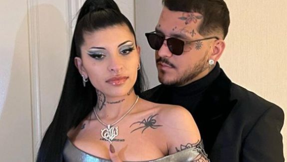 Cazzu y el cantante Christian Nodal terminaron su relación en mayo de 2023, y más de un año después la rapera argentina hizo públicas las restricciones que tenía para salir de México con su hija por la falta de autorización del padre.