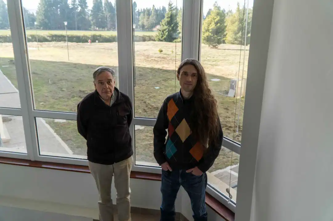 Germán Mato y Damián Dellavale, los científicos de Bariloche que investigan un método para trata la epilepsia refractaria.