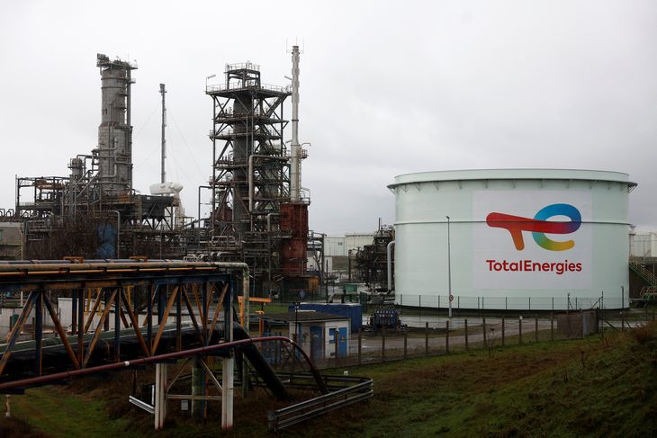 El logotipo de la compañía francesa de petróleo y gas TotalEnergies se ve en un tanque de petróleo en el depósito de combustible de TotalEnergies en Mardyck, cerca de Dunkerque, mientras los