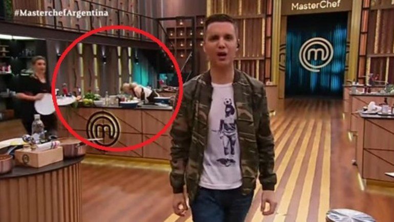 ¡Lo hizo otra vez! El escrache a la Gunda por levantar comida del piso