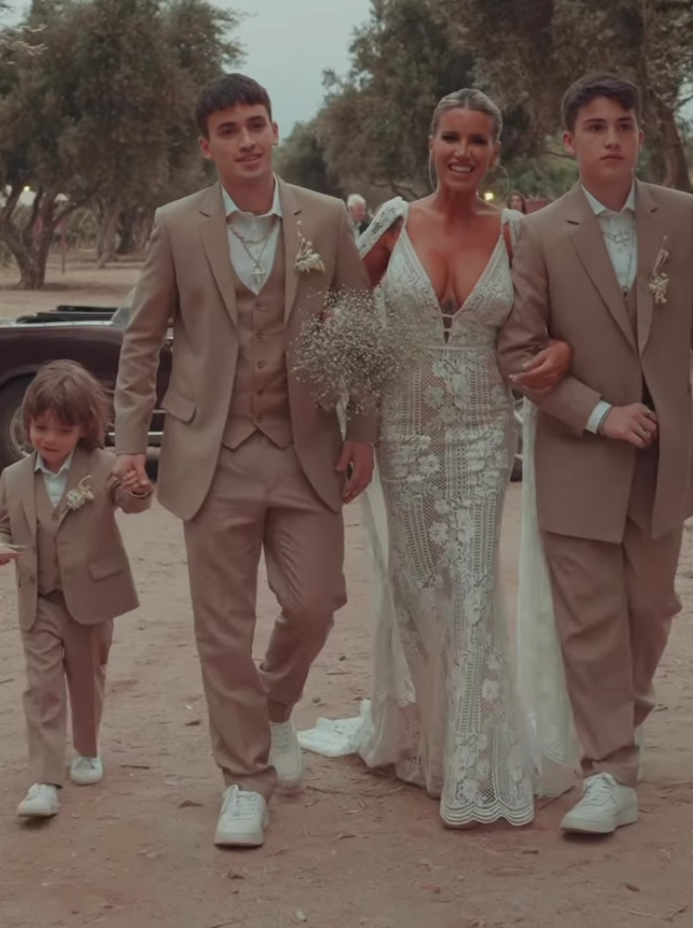 Flor llegó a la boda acompañada de sus tres hijos