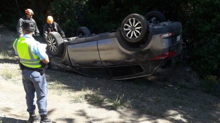 Cuatro turistas chilenos perdieron el control y volcaron en la Ruta 40