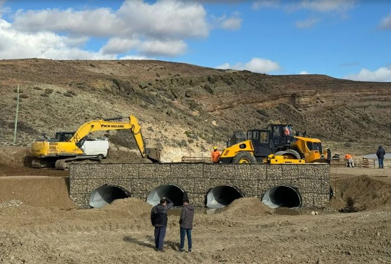 Las máquinas de Vialidad trabajan en Chubut para reconstruir la alcantarilla de la ruta 26 que cedió por el agua de deshielo. Las máquinas de Vialidad trabajan en Chubut para reconstruir la alcantarilla de la ruta 26 que cedió por el agua de deshielo. 