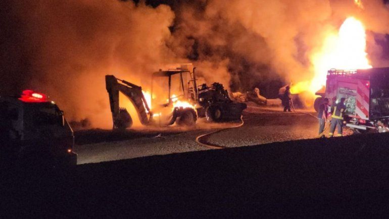 Incendio de maquinas de Vialidad En La Angostura. Lo atribuyeron a mapuches de la RAM.