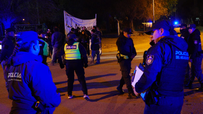 Ceramistas decidieron no cortar la ruta por un monumental operativo poicial.