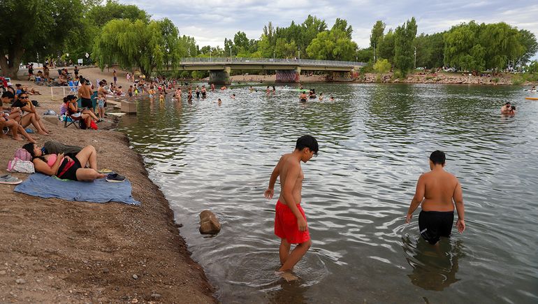 El calor y el viento seguirán presentes esta semana en Neuquén. El calor y el viento seguirán presentes esta semana en Neuquén.