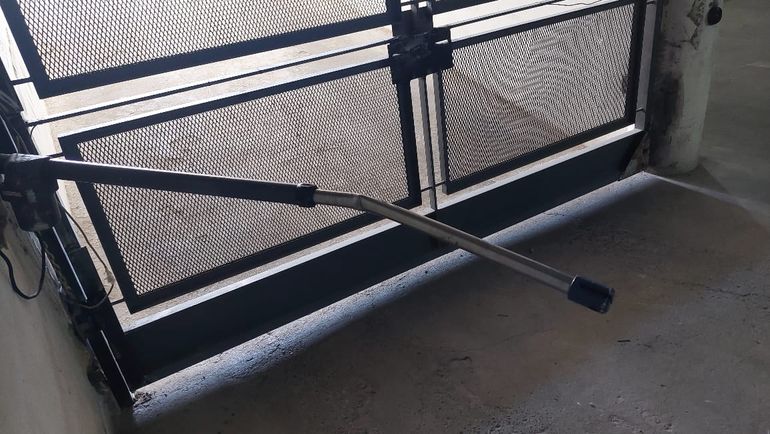 Así quedó el brazo del portón después del robo de la moto cometido por un grupo delincuentes a bordo de un auto. Así quedó el brazo del portón después del robo de la moto cometido por un grupo delincuentes a bordo de un auto.