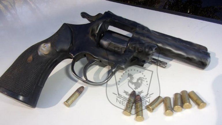 Personal policial secuestró el arma tipo revólver