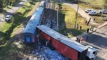 Apenas ocurrió el choque entre el tren y el camión, la carga de fue saqueada. Apenas ocurrió el choque entre el tren y el camión, la carga de fue saqueada.