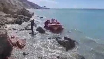 El complicado operativo de rescate entre las rocas de los acantilados de Comodoro Rivadavia, en una zona de dificil acceso en Chubut. El complicado operativo de rescate entre las rocas de los acantilados de Comodoro Rivadavia, en una zona de dificil acceso en Chubut.