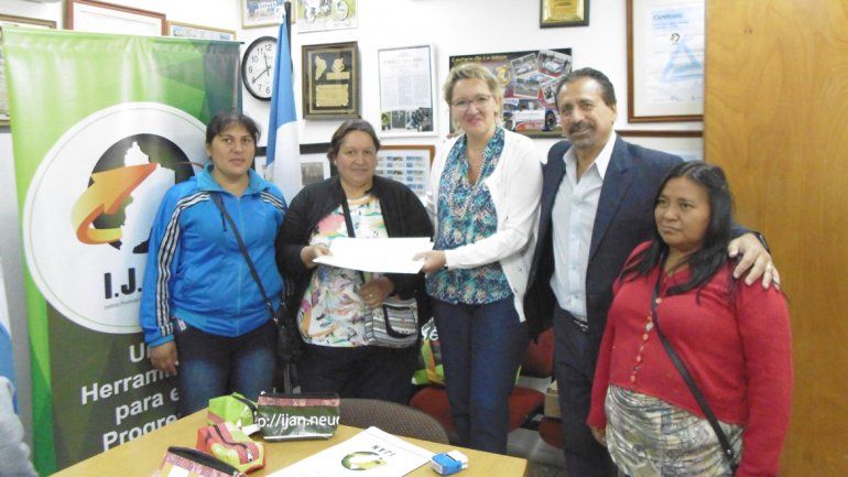 El IJAN promueve el reciclado de plásticos para hacer bolsos