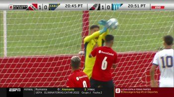 El momento del blooper. ¿Se lo come el arquero o hubo falta del atacante? El momento del blooper. ¿Se lo come el arquero o hubo falta del atacante?