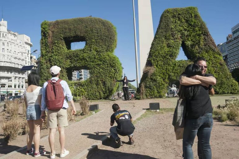 Jardín vertical en el Obelisco, del que cayó ey murio el hincha argentino en la previa de la final de la Copa América 2024. Foto: LMN Jardín vertical en el Obelisco, del que cayó ey murio el hincha argentino en la previa de la final de la Copa América 2024. Foto: LMN