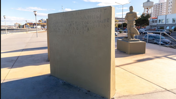 vandalismo y misterio: se repiten pintadas indescifrables en el monumento de un heroe de malvinas vandalismo y misterio: se repiten pintadas indescifrables en el monumento de un heroe de malvinas