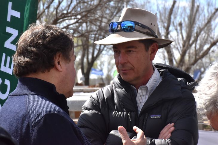 Pedro Schmalz junto con le gobernador Weretilneck conversando sobre la decisión de Nación de flexibilizar la barrera.