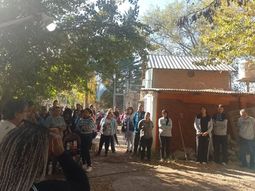 Vecinos de las tomas de Las Perlas y representantes del Municipio han debatido y acordado una propuesta de trabajo para dejar constancia escrita y firmada de la voluntad de los pobladores de comprar y pagar las tierras donde se han instalado. Vecinos de las tomas de Las Perlas y representantes del Municipio han debatido y acordado una propuesta de trabajo para dejar constancia escrita y firmada de la voluntad de los pobladores de comprar y pagar las tierras donde se han instalado.