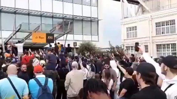 Video: locura en el aeropuerto parisino aguardando a Messi