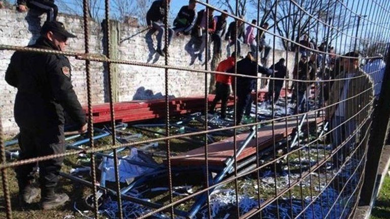 Se desplomó una tribuna durante un partido de fútbol en Reconquista