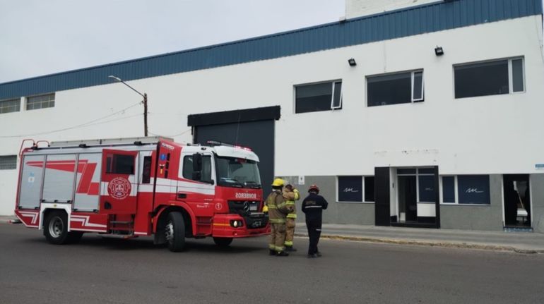 Los bomberos controlaron el nivel de las emanaciones y aseguraron la ventilación en la pesquera. Los bomberos controlaron el nivel de las emanaciones y aseguraron la ventilación en la pesquera.