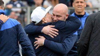 El abrazo con Diego. Se marchó de Gimnasia cuando murió el 10 por respeto a quien lo llevó al Lobo. El abrazo con Diego. Se marchó de Gimnasia cuando murió el 10 por respeto a quien lo llevó al Lobo.