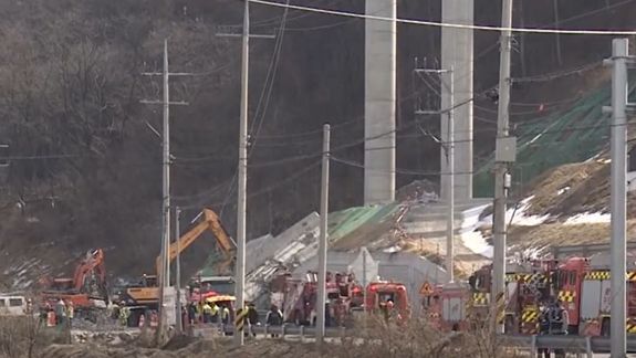 Cuatro trabajadores murieron y otros seis resultaron heridos tras el derrumbe de un puente en construcción en Corea del Sur.