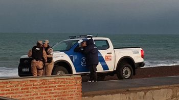 Misterio en Chubut: vecinos hallaron el cuerpo de una mujer flotando en el mar. Misterio en Chubut: vecinos hallaron el cuerpo de una mujer flotando en el mar.