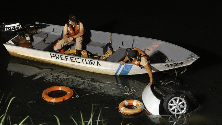 Cayó un auto al Riachuelo con tres ocupantes en su interior