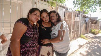 Eva (izq.), Ángela y Mónica (der.). Las tres mujeres se volvieron a ver ayer por primera vez. Hubo muchos abrazos. Eva (izq.), Ángela y Mónica (der.). Las tres mujeres se volvieron a ver ayer por primera vez. Hubo muchos abrazos.