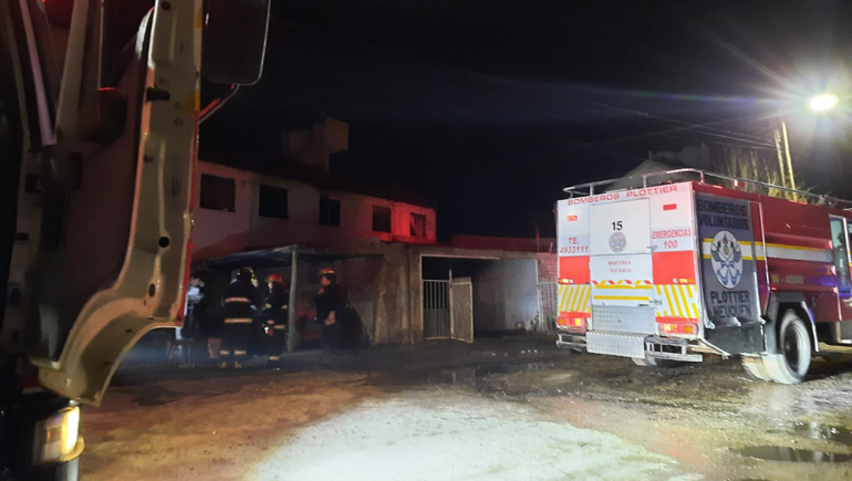 Plottier: un voraz incendio les destruyó la casa mientras dormían