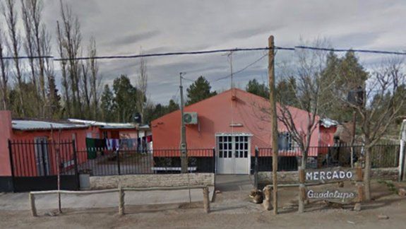 Balearon a los dueños y a un cliente para robar en un mercado 