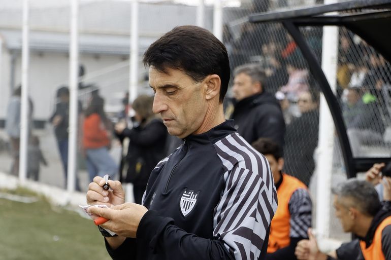 Gustavo Noto es el entrenador de Cipolletti en la temporada 2024. Fotos: Anahí Cárdena 