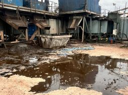 Trabajadores de Environmental Services pidieron derogar la norma que eliminó el uso obligatorio de mantas oleofílicas.