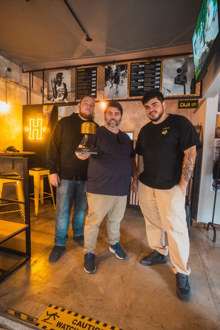Parte del equipo de Harlem con el premio Burgerpalusa 2024 Parte del equipo de Harlem con el premio Burgerpalusa 2024