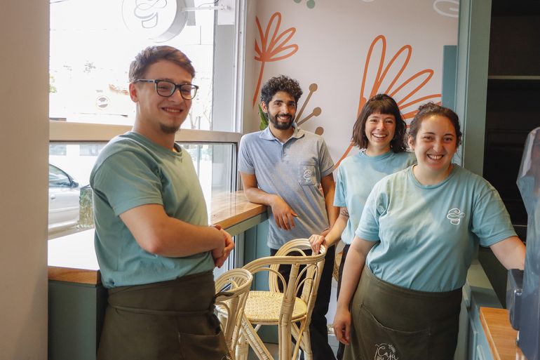 Martín y Estefanía junto a su equipo de trabajo.